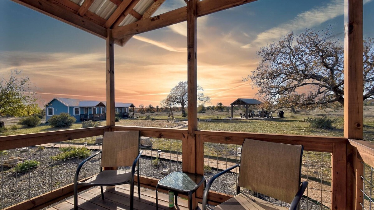 Fredericksburg Cottage | The Windmill-breathtaking Hill Country Views!