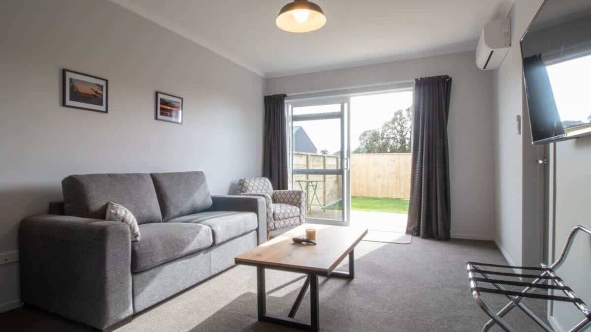 Brixton Apartment | The Window Seat - pet-friendly 1BR apartment