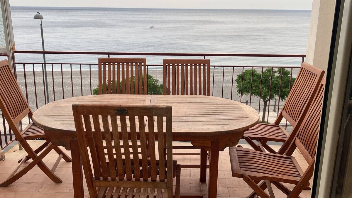 Ali Terme Apartment | The window to the sea of Alí terme. Beachfront apartment