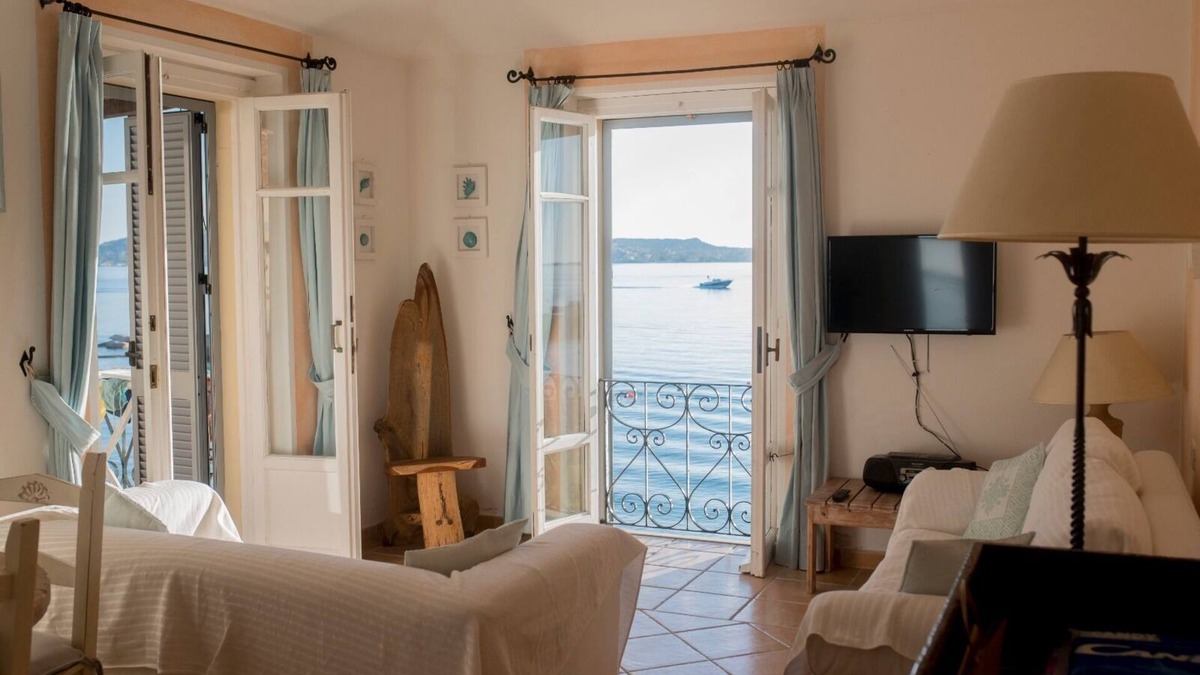 Palau Apartment | The windows overlooking the sea