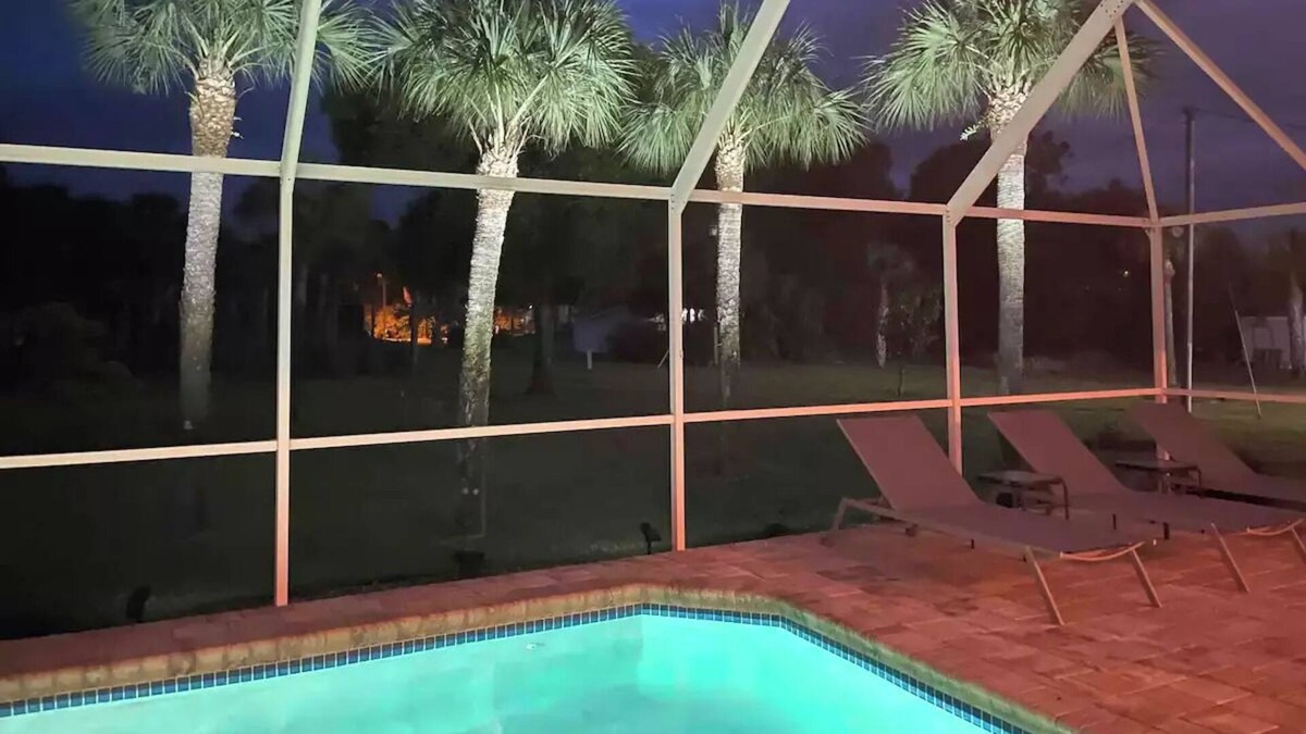 Joel House | "The Windy Palm" w king suite to pool