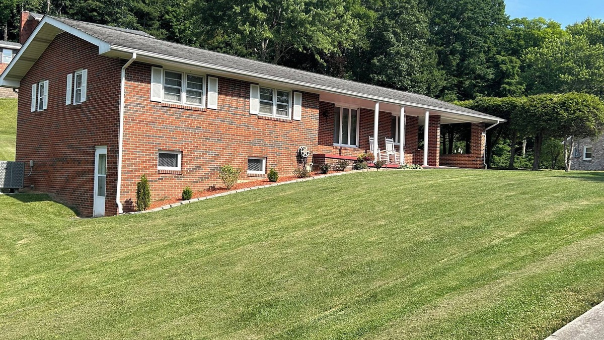 Wise Bed & Breakfast | The Wise Owl, a charming 3-bedroom home in Wise with WiFi, AC