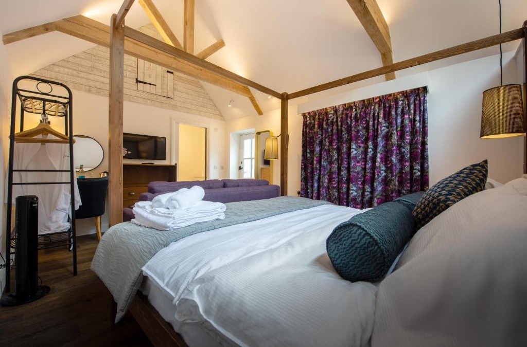 Guildford Hotel | The Withies Inn