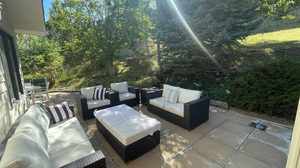Wonderland Hills House | The Wonderland Retreat- Open Space + Lake view. Close to town & trails. Pool.