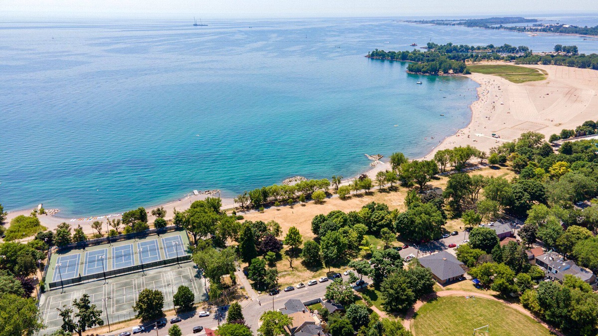 The Beaches House | The Woodbine Beach House ✔450 yds from Woodbine & Kew Beach✔1 BDR Condo✔Sleeps 4