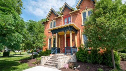 Kingsville Hotel | The Woodbridge House
