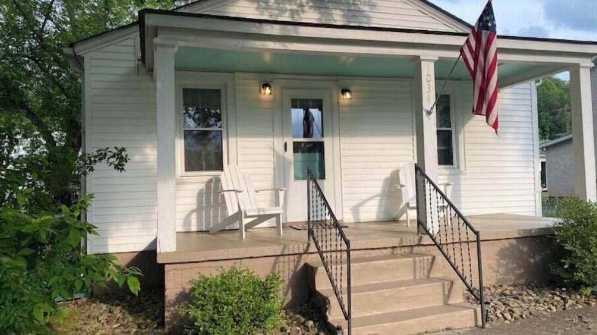 Buena Vista Cottage | The Woodland Cottage charming 2 bedoom one bath with deck on back, covered front