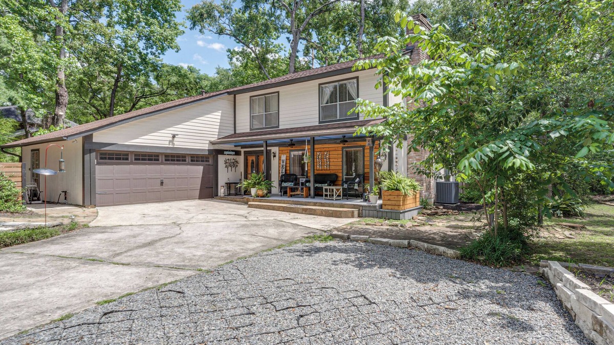 Grogan's Mill House | The Woodlands: Corner Casa in the Tall Trees!
