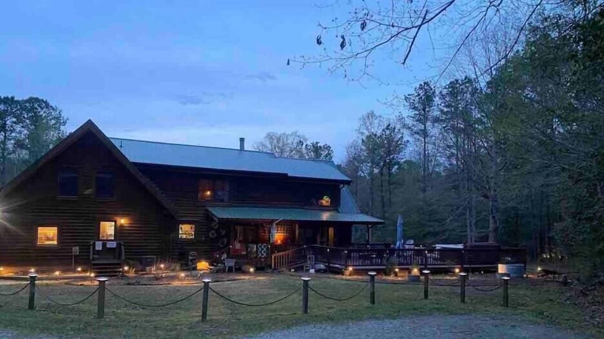 Zuni House | The Woodlands Private, peaceful, secluded log home