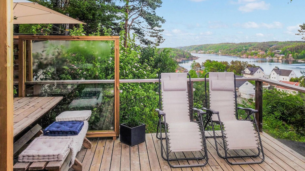 Arendal House | The Woodpecker Cottage Tree