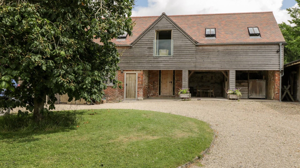 Warminster Cottage | THE WOOL BARN, pet friendly, character holiday cottage in Warminster