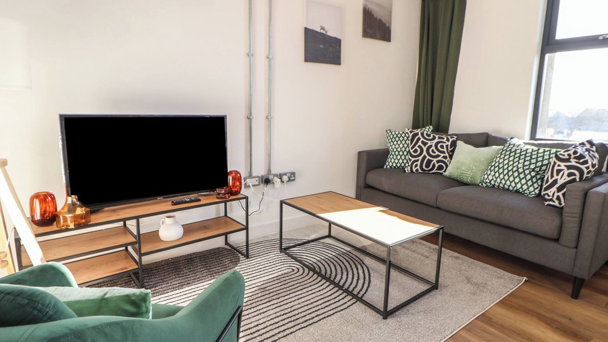 Warrington Cottage | THE WORKS BY DAG, family friendly in Woolston, Warrington