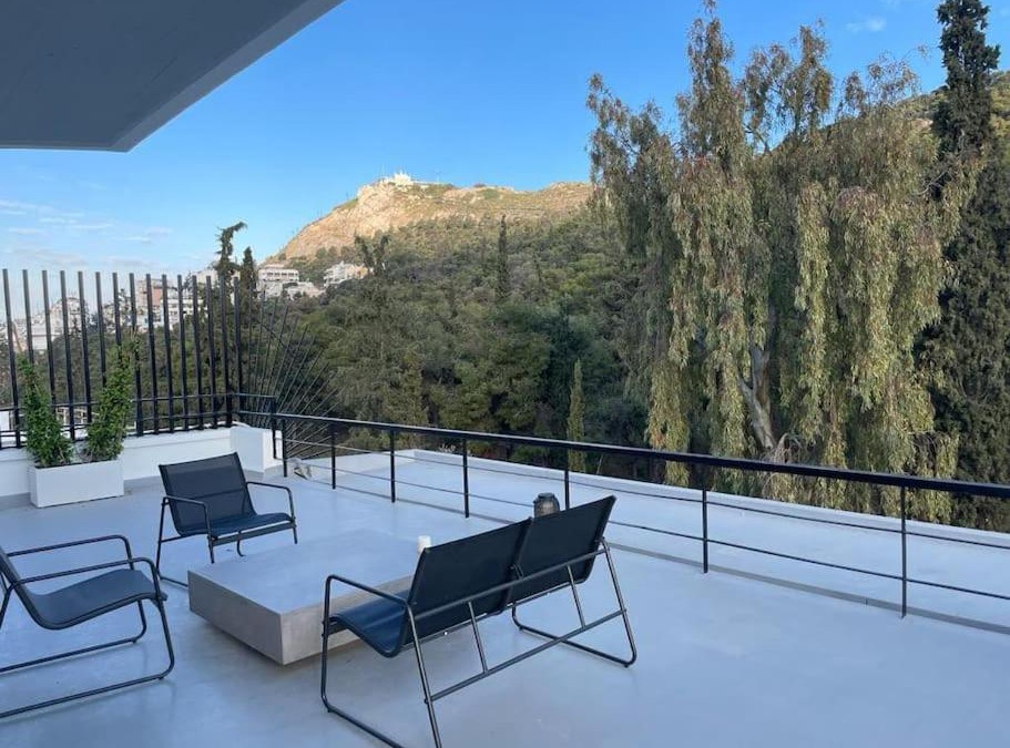 Kolonaki Apartment | The World is Beautiful - Cozy Rooftop in Kolonaki!