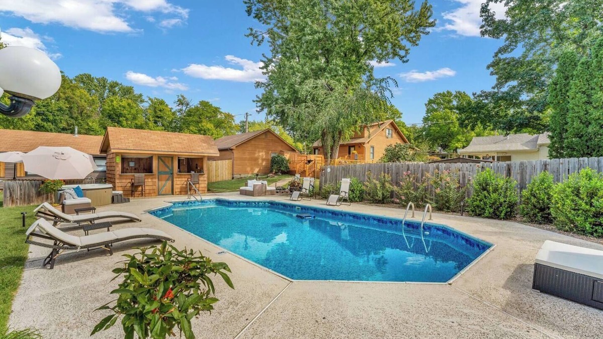 Manhattan House | The Wreath House. A resort style property located in Manhattan, Kansas.