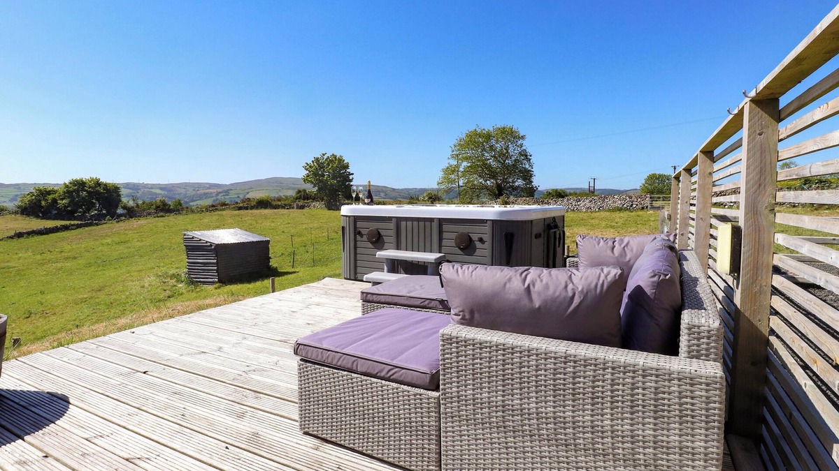 Rhyd-y-foel Cottage | THE WREN, romantic, luxury holiday cottage, with hot tub in Llysfaen