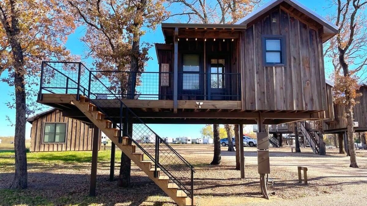 Elm Mott RV Rental | The Wren Treehouse (15 MIN to Magnolia & Baylor)