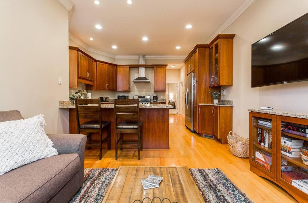Wrigleyville Apartment | The Wrigleyville VIP-200 Steps from Wrigley Field