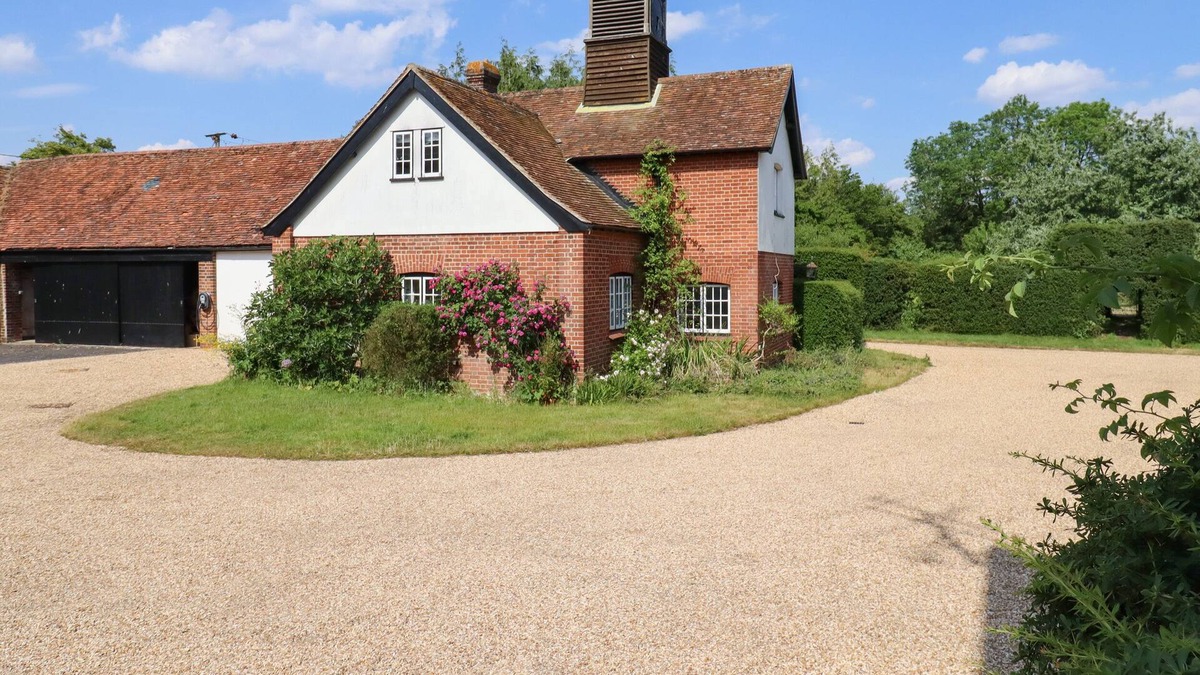 Howlett End Cottage | THE WRITERS COTTAGE, pet friendly, with a garden in Finchingfield