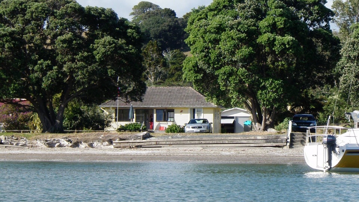 Tawharanui House | The Yellow Bach on Campbells Beach; kayaks wifi sky sport Netflix sleeps 4