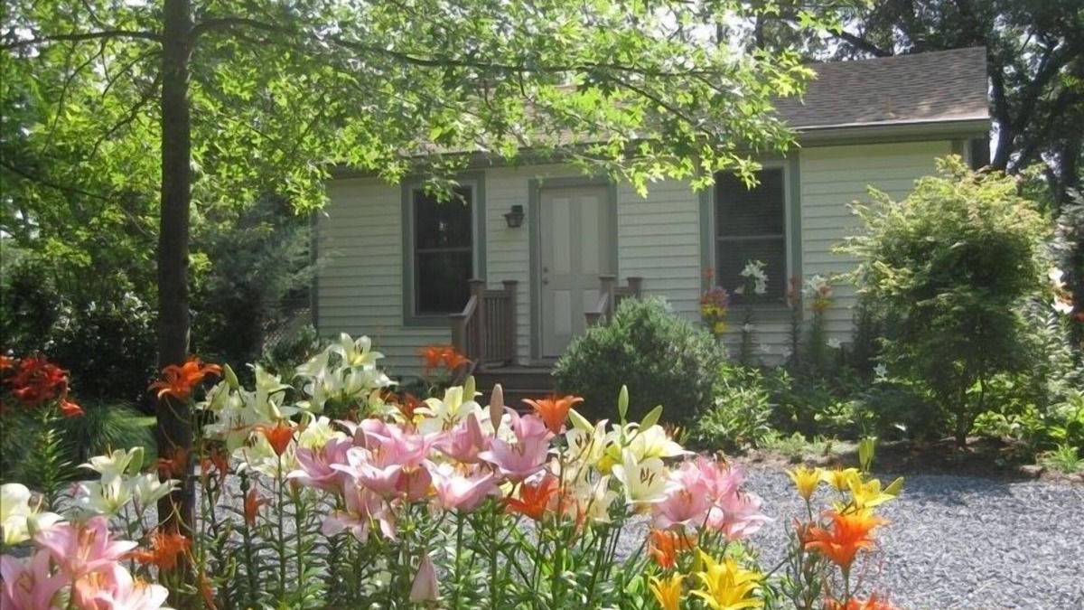 Hillsmere Cottage | The Yellow Cottage on Harness Creek