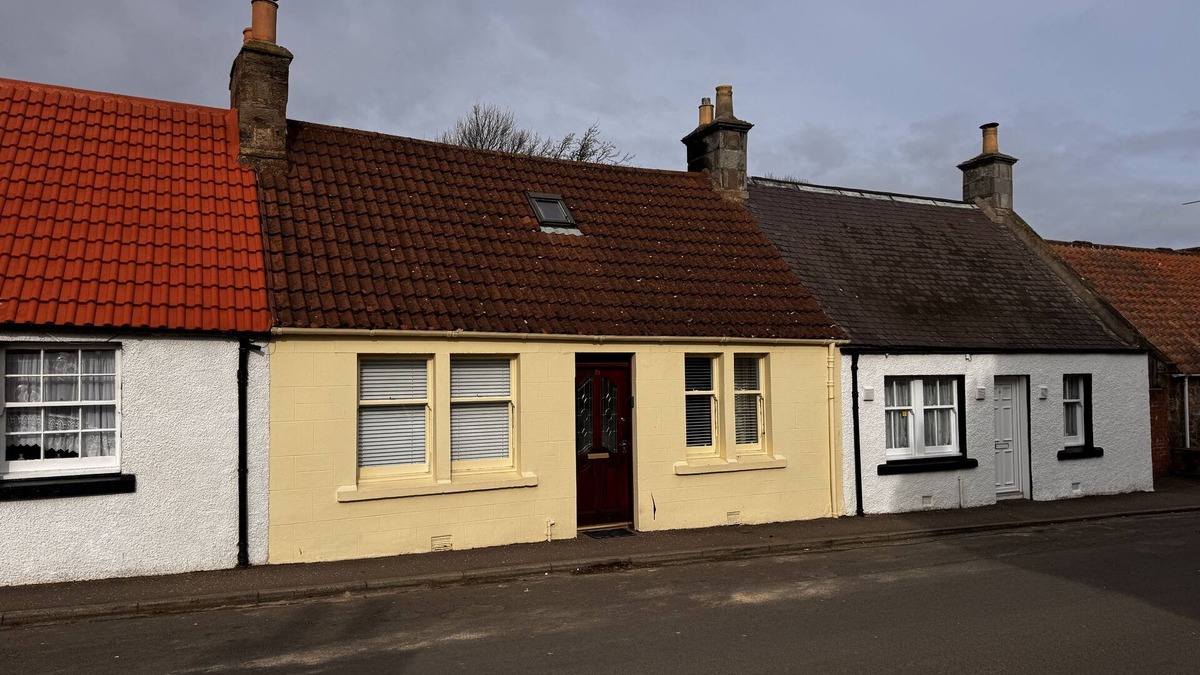Leuchars Cottage | The Yellow Cottage - sleeps 5 guests in 3 bedrooms