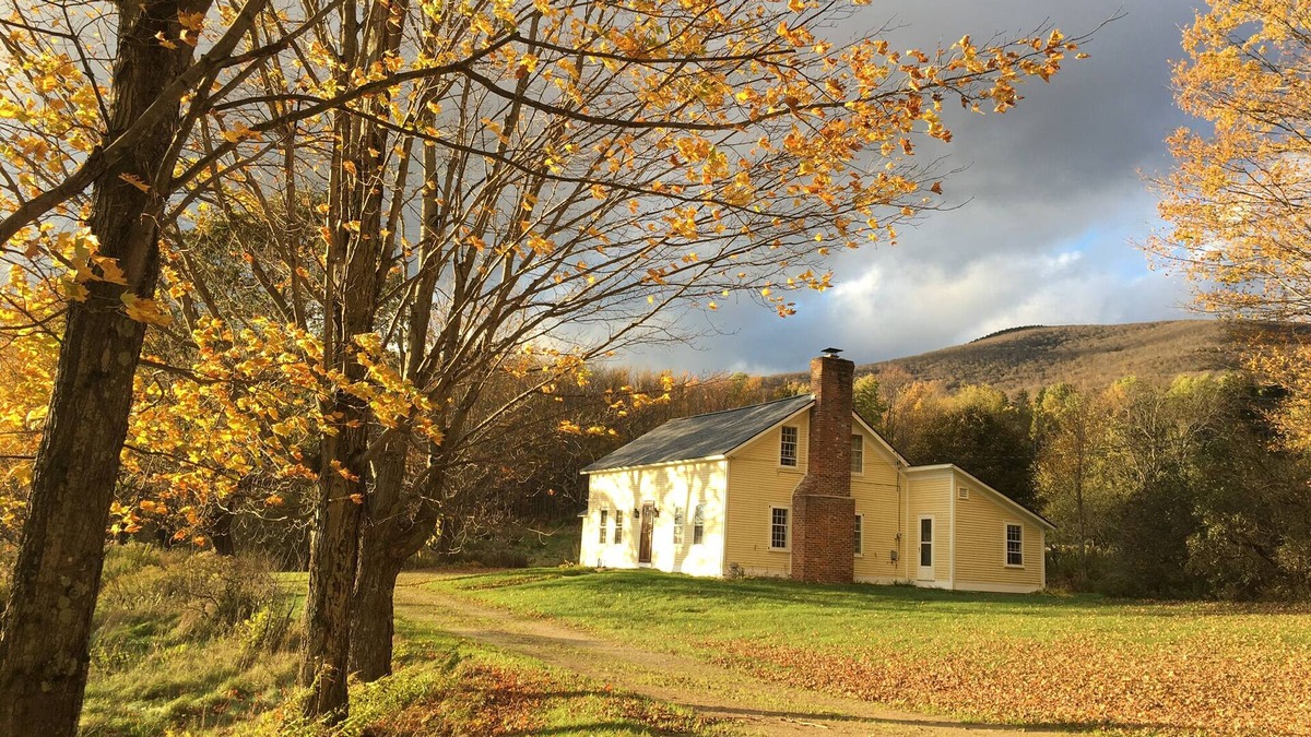Mendon House | The Yellow Farmhouse (9 miles from Killington K-1 Lodge and 3 miles From Pico)