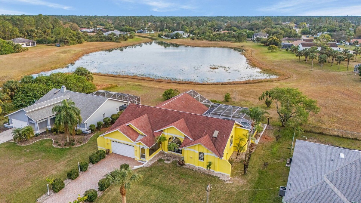 Eisenhower House | The Yellow Home amazingly lake view