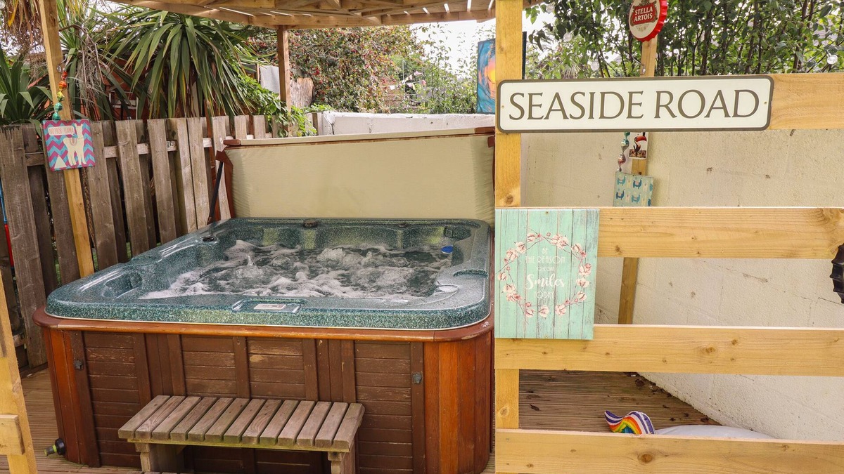 Withernsea Cottage | THE YELLOW HOUSE, family friendly, with hot tub in Withernsea