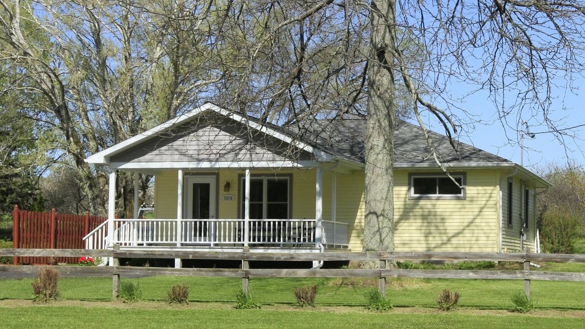 Egg Harbor House | THE YELLOW HOUSE IN EGG HARBOR -Premier Status, Walk to all Egg Harbor Locations