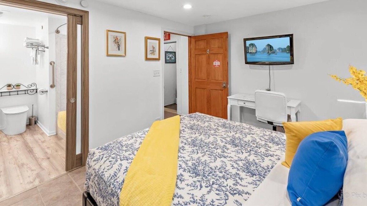 Plato Center House | The Yellow Queen Family Room with Luxury ensuite full restroom