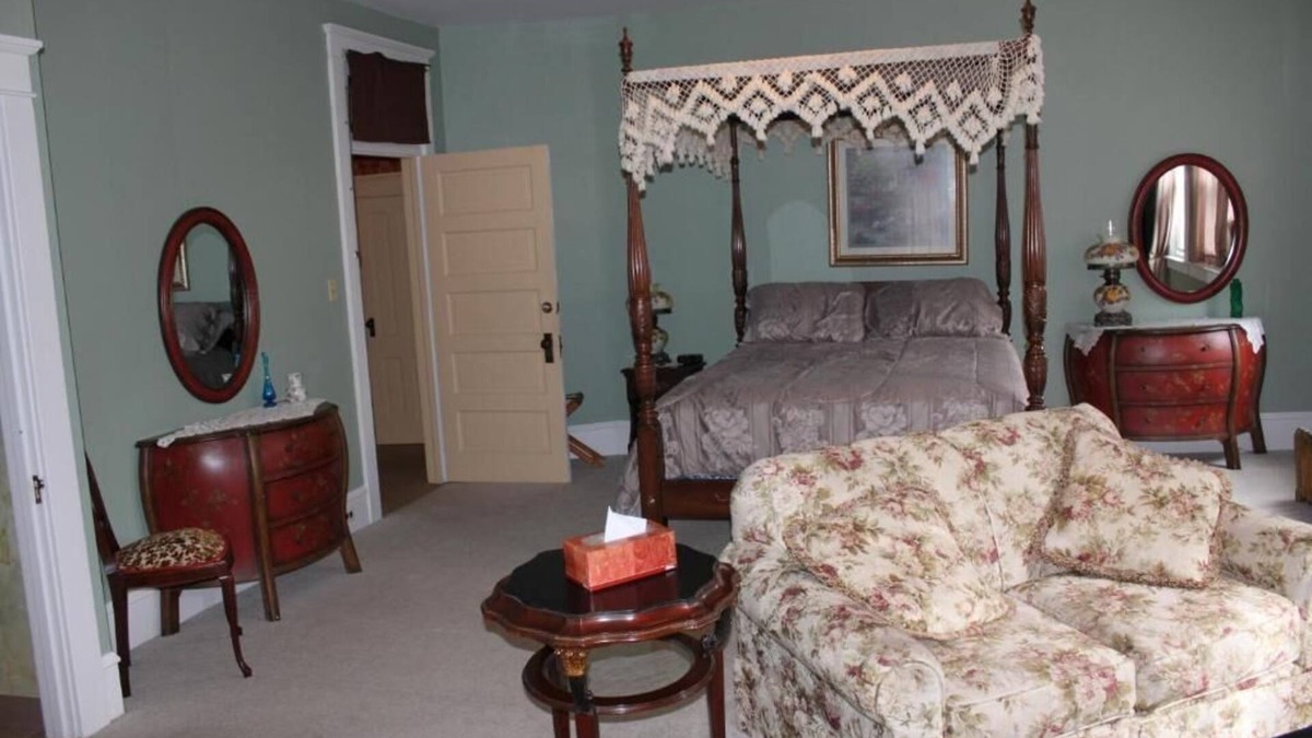 Towanda Bed & Breakfast | The York at Victorian Charm Inn