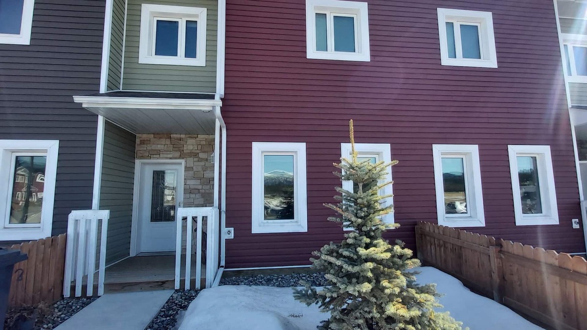 Whitehorse House | The Yukon Place 3beds 3 baths sleeps 9. Ten minutes to downtown