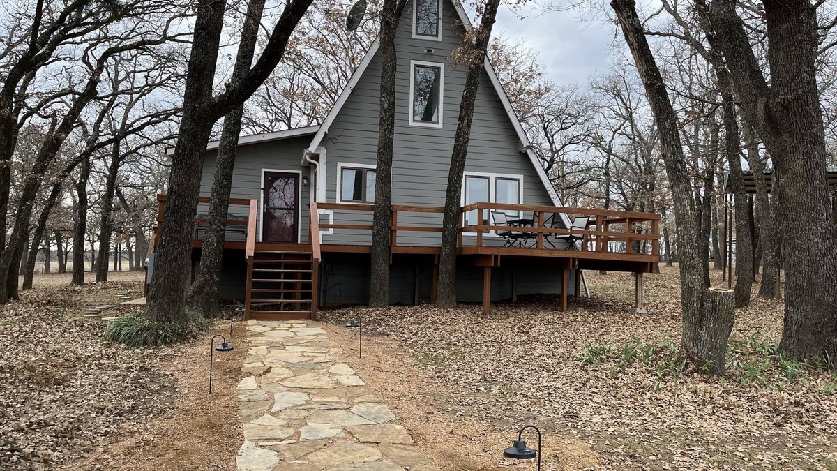 Whitesboro Cabin | The Zane Gray Cabin private retreat with Starlink & EV Charging by Lake Texoma