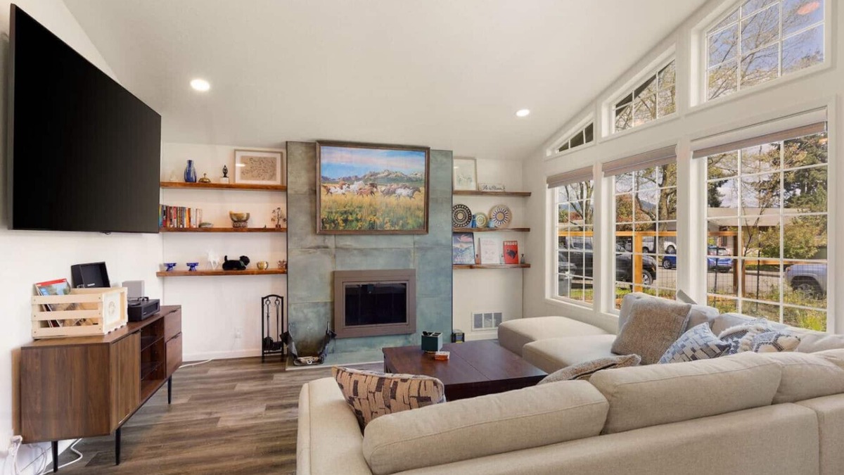 Harlow House | The Zen Den Eugene: Close to UO campus/Autzen stadium