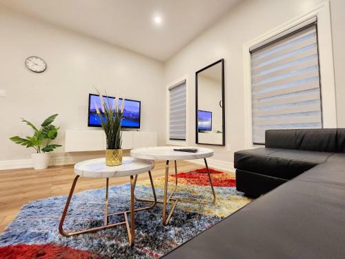 Downtown Apartment | The Zen Escape Modern Queen Size One Bedroom Full Apartment