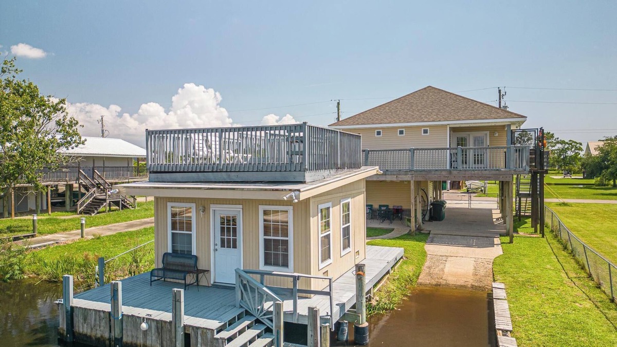 Shoreline Park House | "The Zion" - 2 Bedrooms 2 Bath Tiki Hut Private Boat Launch