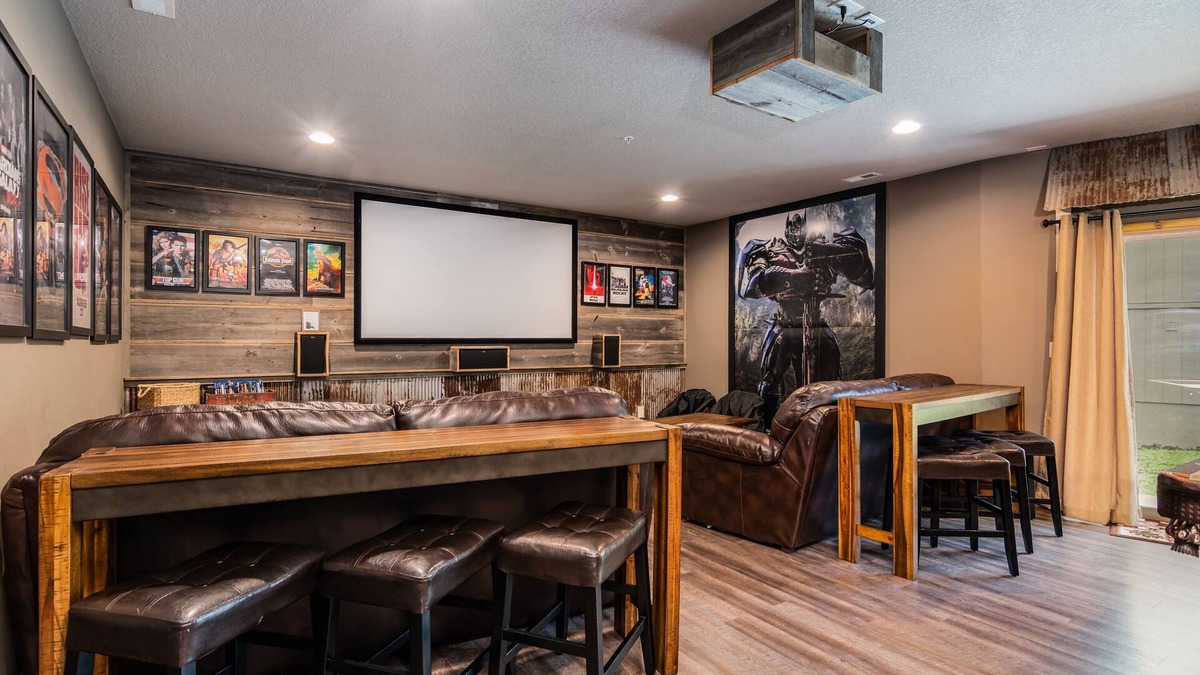 Hollister Cabin | THEATER/GAME ROOM w/100” Screen! Pool Table! Dining Seats 20! 3 Living Areas!