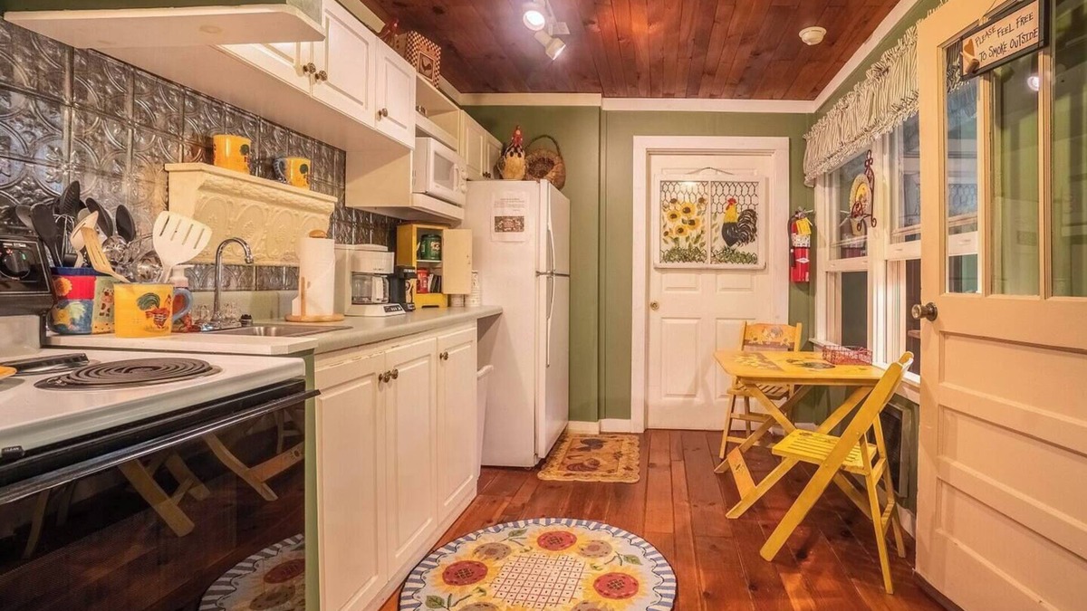 Clarkesville Cabin | Theda Mae's Sunflower Suite-#1