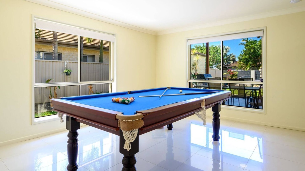 Helensvale House | Theme Park Paradise 4BR Spacious Family Home near Gold Coast Parks