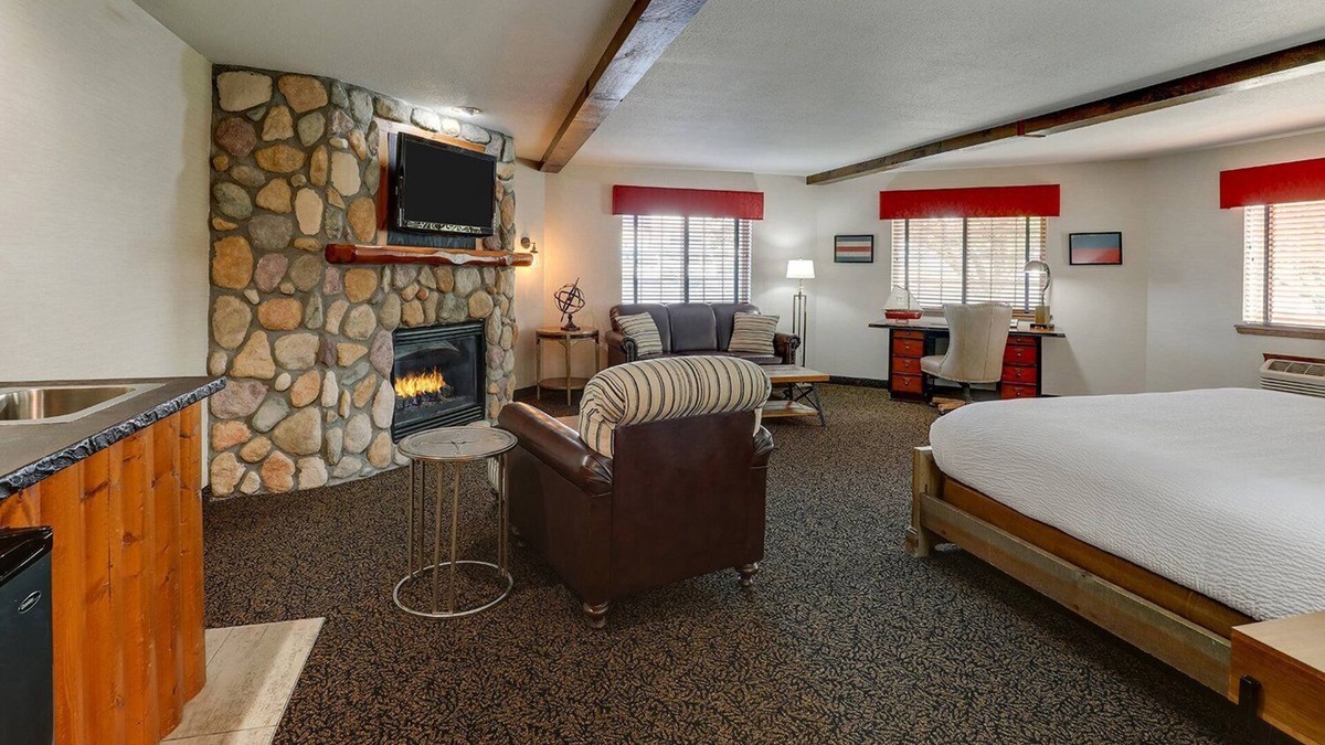 Peoria Hotel | Theme Suite w/Fireplace & Dry Bar! Stoney Creek Peoria | 2 Units