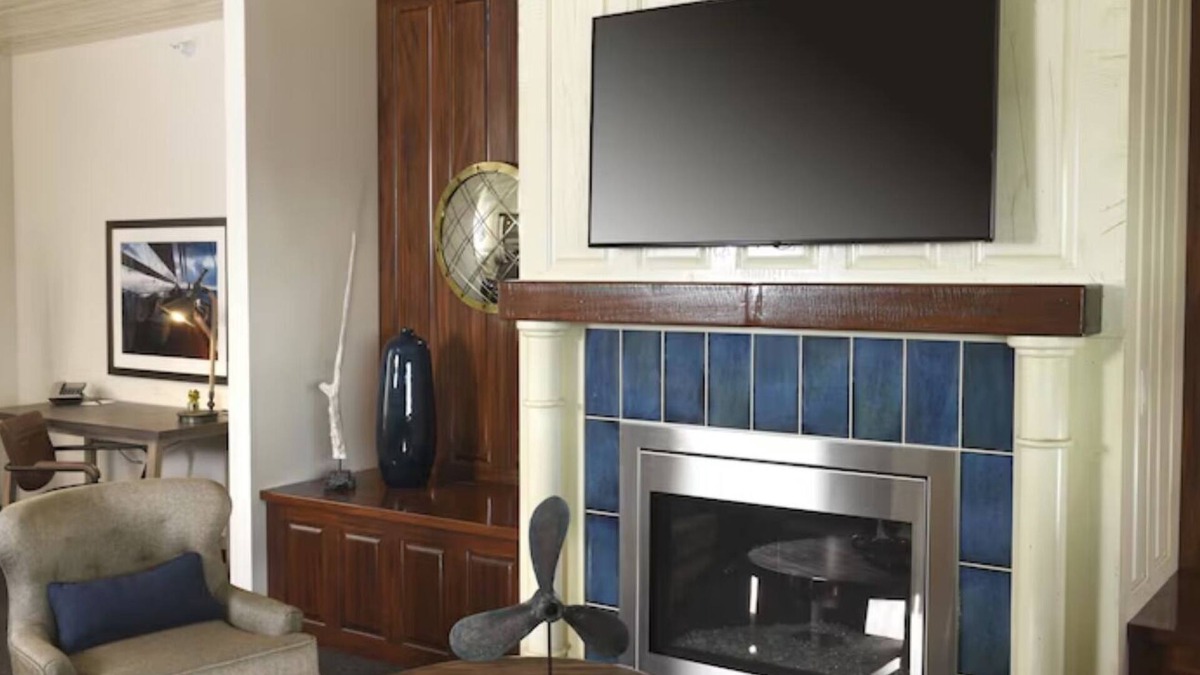 Broken Arrow Hotel | Theme Suite w/Whirlpool, Stoney Creek, Living Area w/Fireplace!
