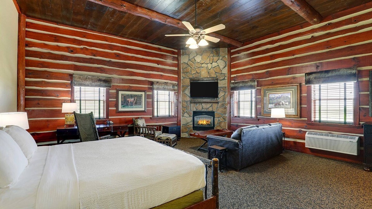 Columbia Hotel | Theme Suite w/Whirlpool, Living Area & Fireplace! Stoney Creek, Pool