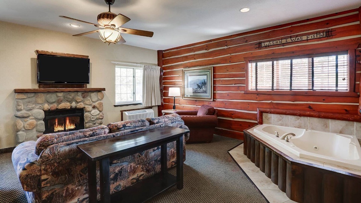 Johnston Hotel | Theme Suite w/Whirlpool Cottage, Stoney Creek Des Moines, Free Breakfast