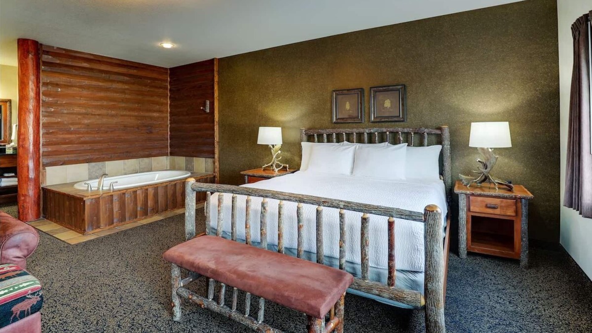 Sioux City Hotel | Theme Suite, Whirlpool, Stoney Creek, 1 King Bed, Fireplace, Pool!