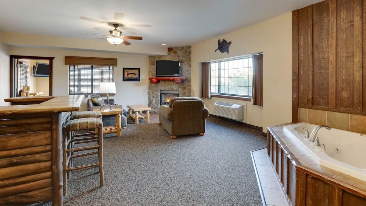 Sioux City Hotel | Theme Suite, Whirlpool, Stoney Creek, Dry Bar, Fireplace | 2 Units