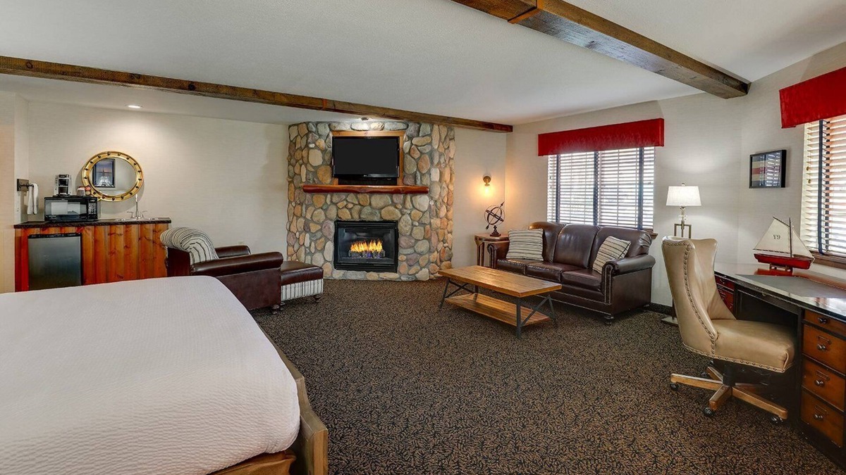 Peoria Hotel | Theme Suite with Fireplace & Dry Bar! Stoney Creek Peoria, Pool