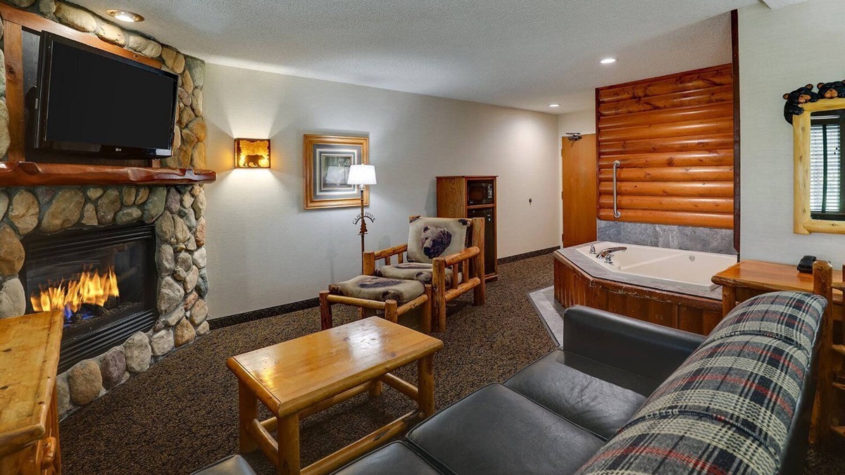 Peoria Hotel | Theme Suite with Whirlpool in Stoney Creek Peoria! Free Breakfast