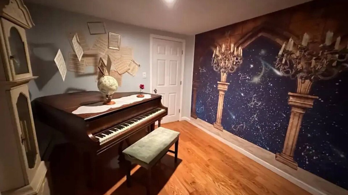 Salem Apartment | Themed Stay in Historic Salem-Walk to Downtown!