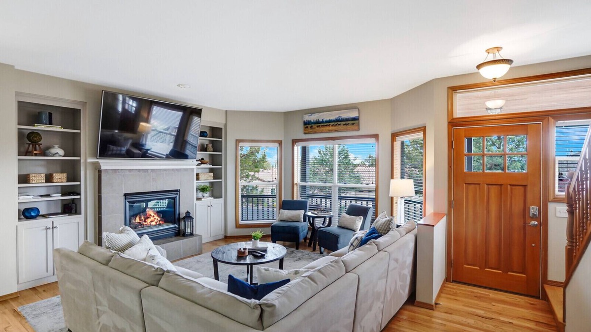 Redmond House | TheNest @Eagle Crest! Your gateway stop to R&R: Private Hot tub, deck & patios