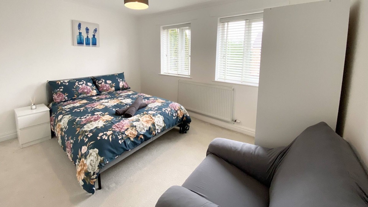 Walkden House | ThePropertyFocus - Modern Stylish Stay